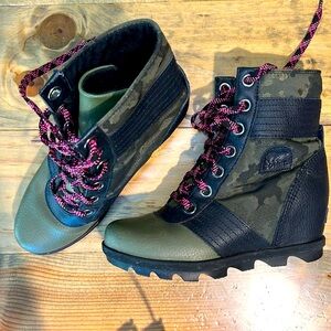 EUC Sorel Lexie Camo Wedge Boots